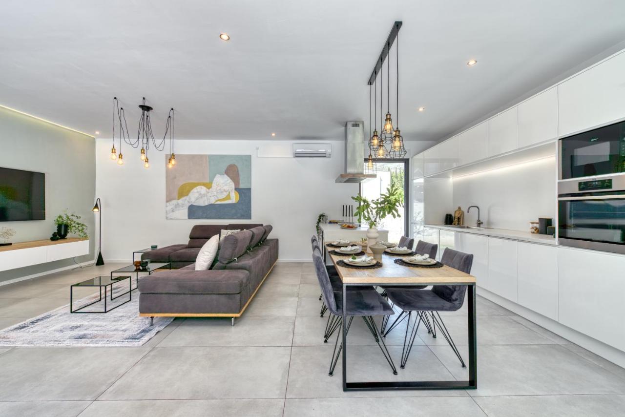 Villa Oasis - Your Luxury Home Away From Home Celopeci エクステリア 写真