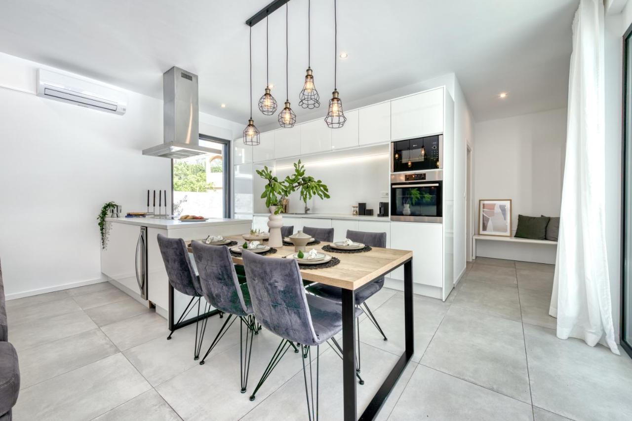 Villa Oasis - Your Luxury Home Away From Home Celopeci エクステリア 写真